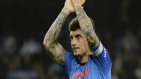 “马德里双雄战平落幕，银河战舰联赛领跑未变。”